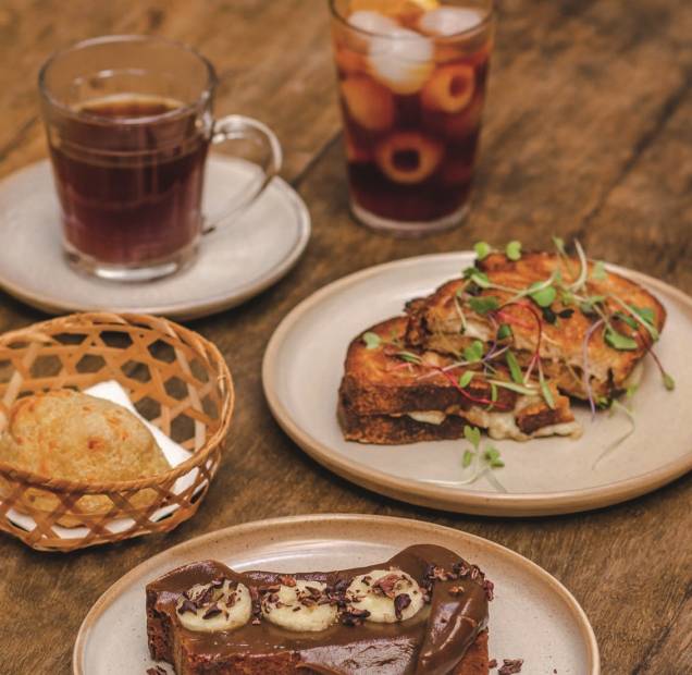 Dois trópicos: cafés e opções de pães e bolos Dois trópicos: cafés e opções de pães e bolos