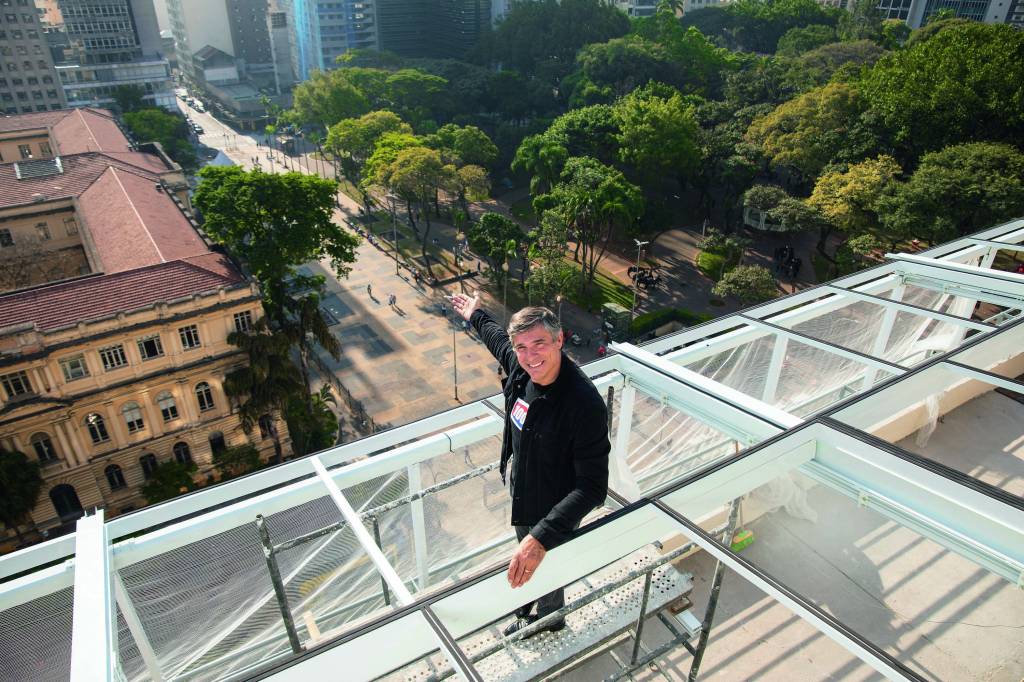 CENTROOlivierAnquier14.jpg Olivier no anexo do Rooftop. Um homem de meia-idade e branco com um dos braços estendidos, mostrando a vista abaixo