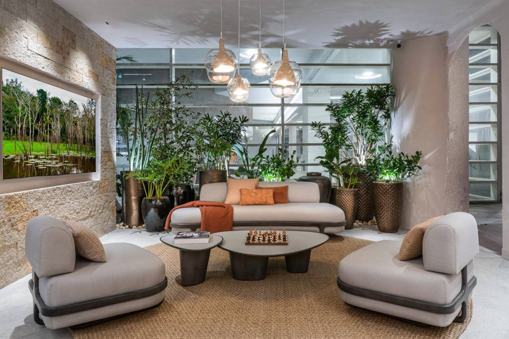 Caio-Bandeira-e-Tiago-Martins-Lounge-Universo-Singular caio bandeira tiago martins lounge universo singular casacor sp 2022 sala estar sofa tapete mesa tv luminaria