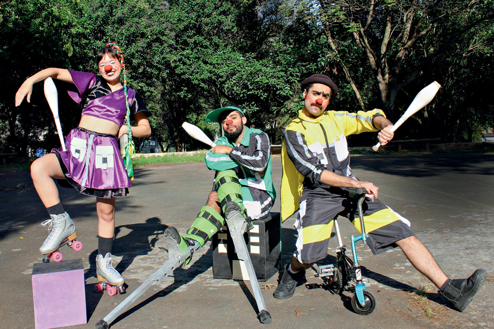 Trupe de palhaços aborda exploração em peça itinerante pela zona leste