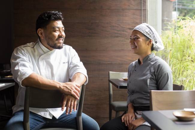 Os chefs Cristiano Mori e Leticia Shiotsuka.