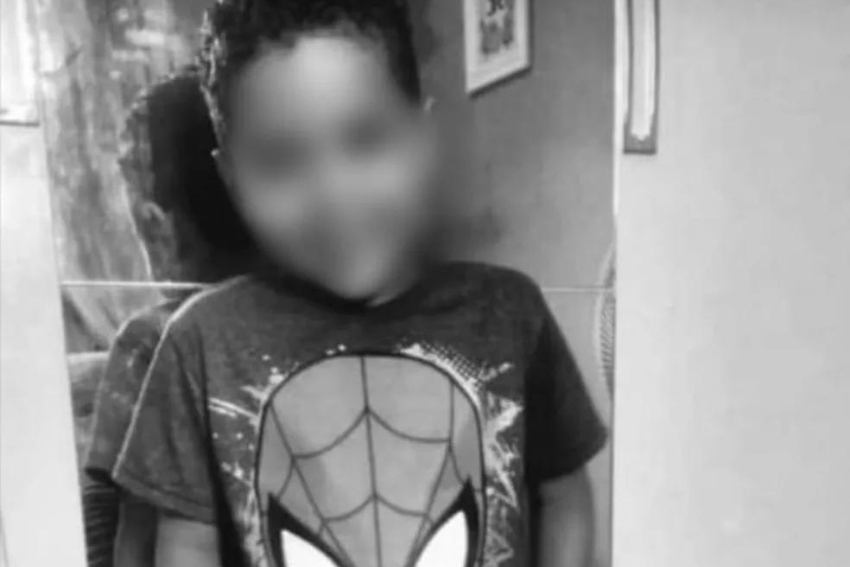 Garoto morre ao encontrar arma do pai na cozinha e atirar na cabeça