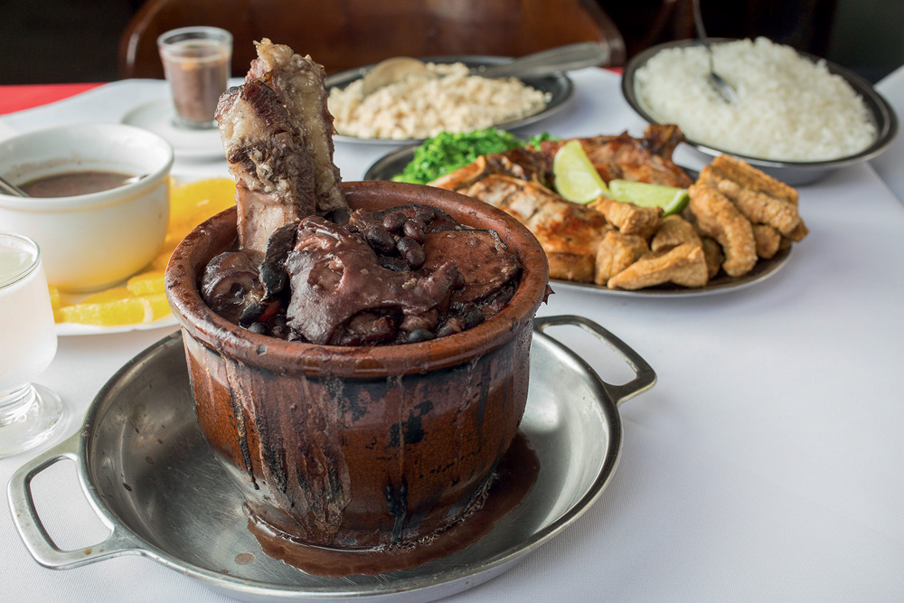 Feijoada Dona Felicidade e acompanhamentos