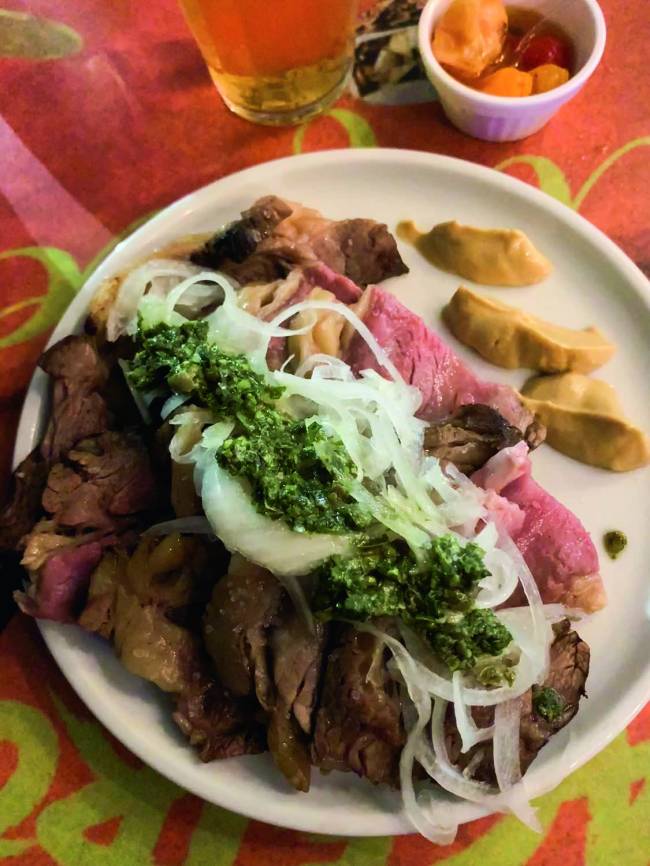 Carne assada, feita com fatias de maminha (ou outro corte) bem rosadas no centro com mostarda, picles de cebola e molhos inglês e verde de salsa, hortelã, manjericão, aliche e alho