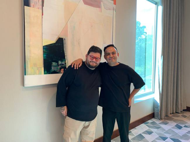 Jose Luis Léon e Tiago Bañares Dois homens abraçados