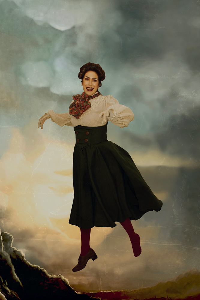 Maria Clara Gueiros com roupa de época flutuando em um fundo nebuloso e marrom