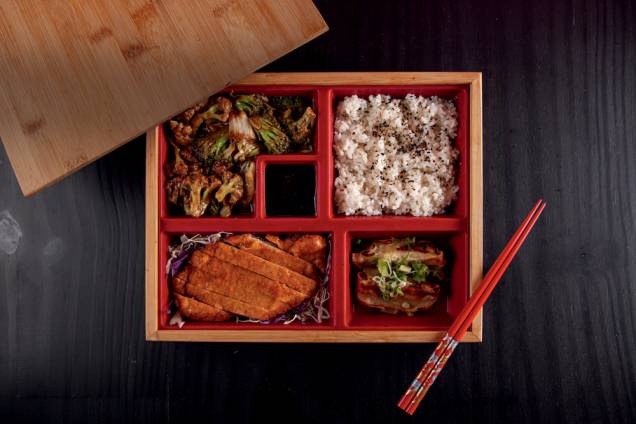 Obentô tonkatsu: milanesa de porco, guioza de legumes, vegetais salteados e gohan Obentô tonkatsu: milanesa de porco, guioza de legumes, vegetais salteados e gohan