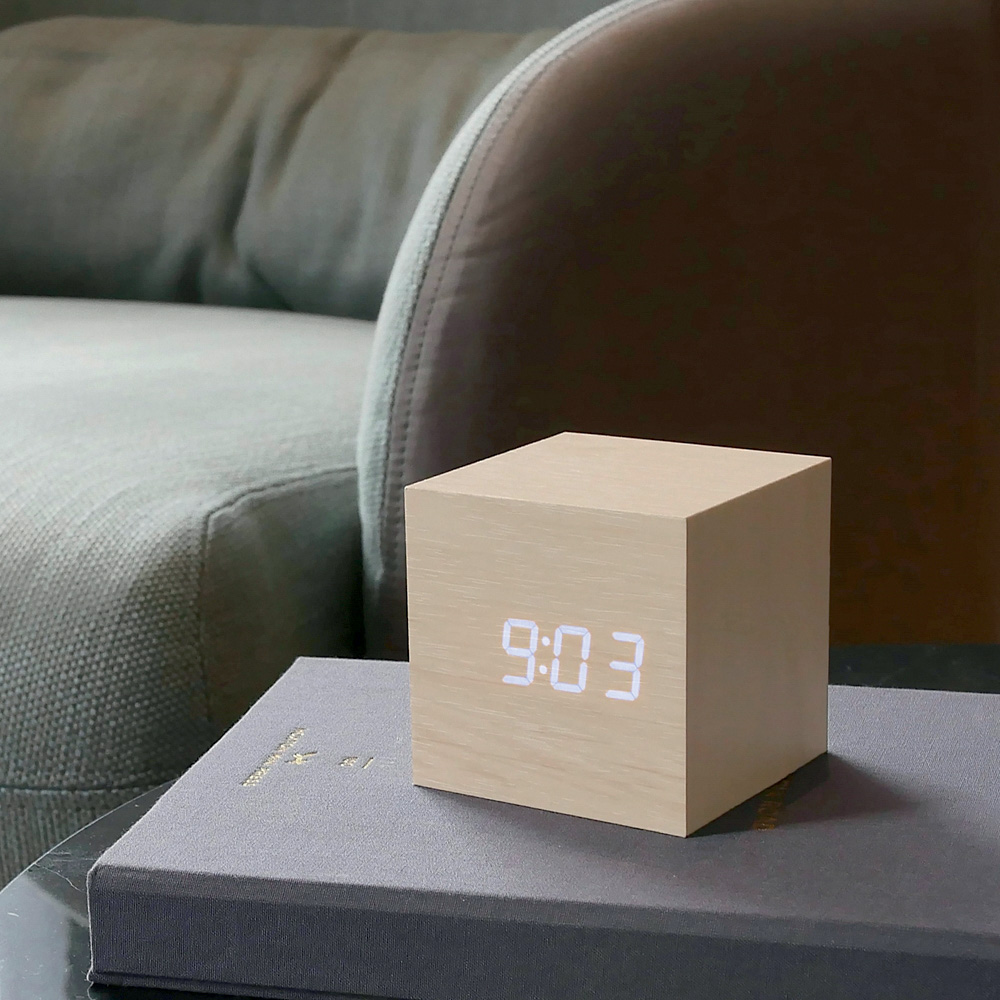 Relógio 2.jpg Relógio de mesa em forma de cubo de madeira