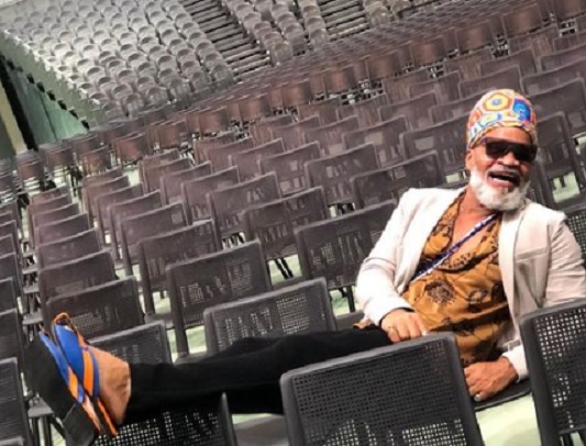 Carlinhos Brown interrompe ‘fora, Bolsonaro’ da plateia durante show