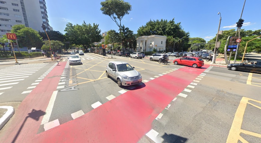 Ciclovia da Rua Henrique Schaumann no cruzamento com a Avenida Rebouças.