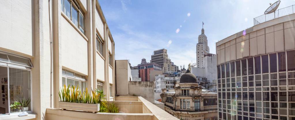 panoramica_Vera_Jose_Fujocka Imagem mostra sacada de prédio mostrando horizonte urbano sob céu azul