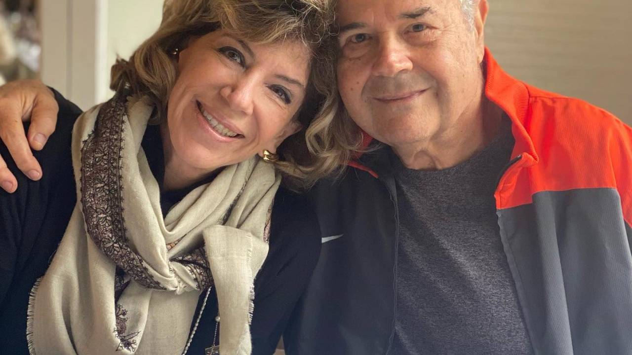 casal abraçado
