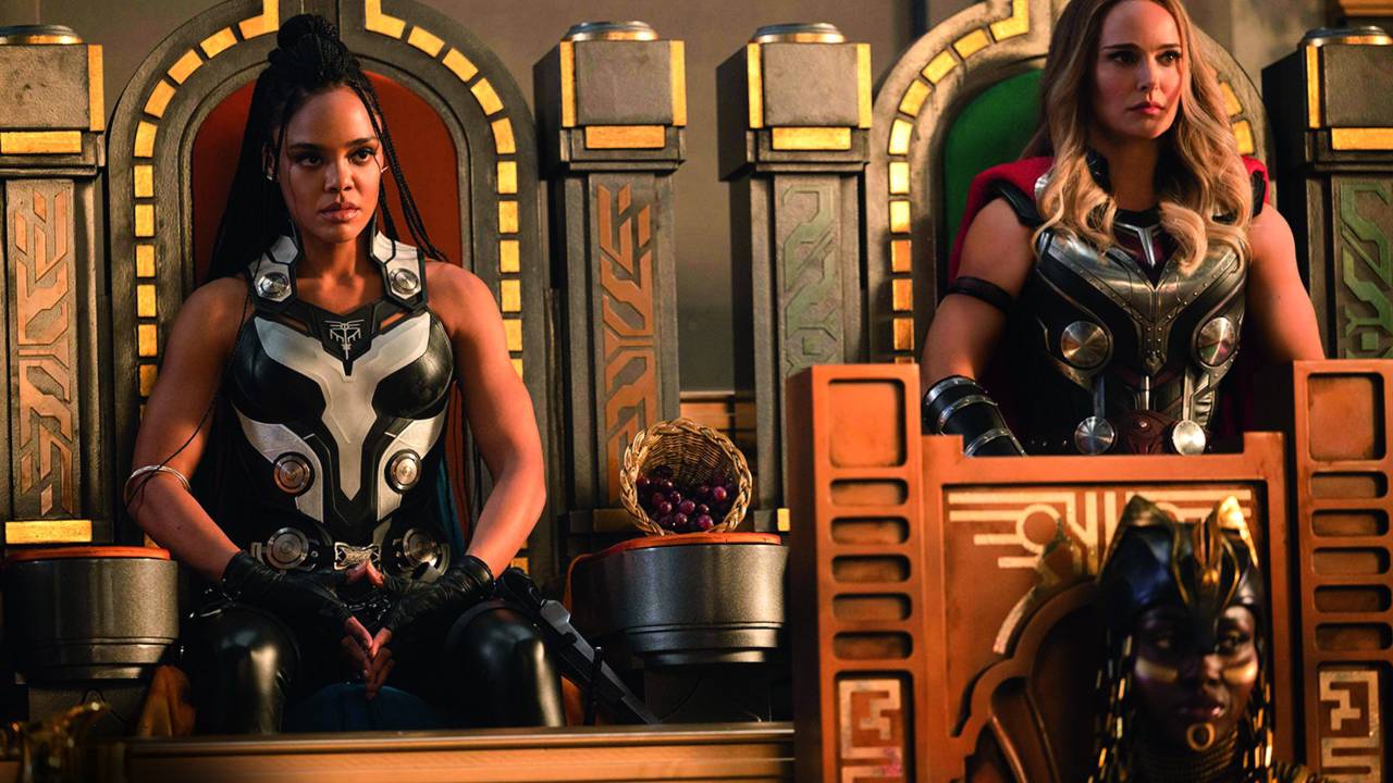 Tessa Thompson e Natalie Portman em Thor: Amor e Trovão