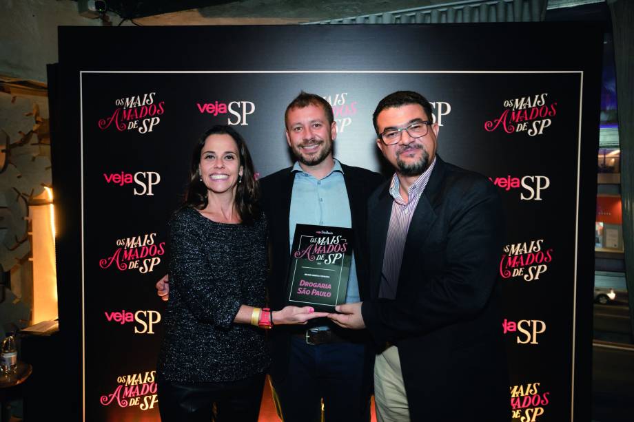 Da Drogaria São Paulo, Andrea Sylos e Flavian Soares, com o editor Pedro Carvalho
