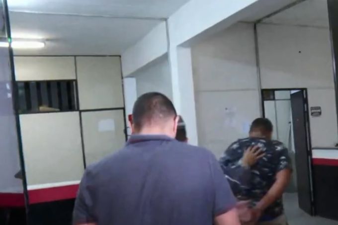 Momento em que homem acusado de esfaquear ex-enteado e matá-lo é preso na delegacia de Embu das Artes