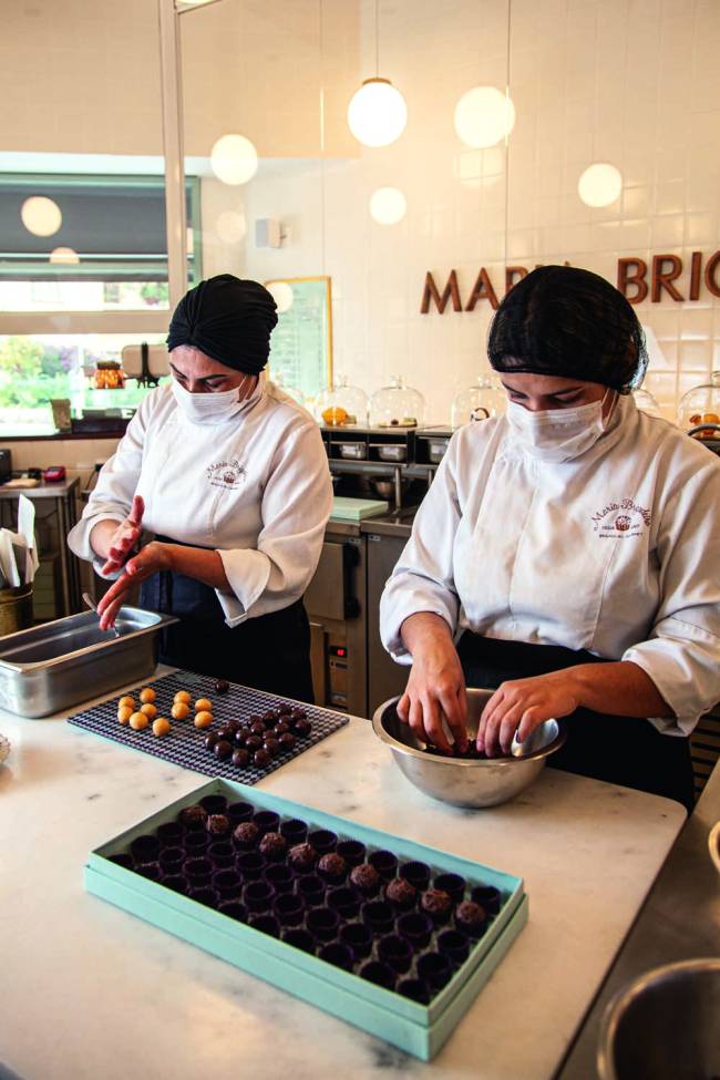 Maria Brigadeiro – As funcionárias boleando brigadeiros_2.jpg funcionárias boleando brigadeiros
