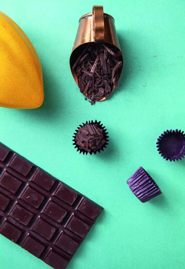 Brigadeiros_7.jpg – Maria Brigadeiro foto de cacau, uma barra e um brigadeiro
