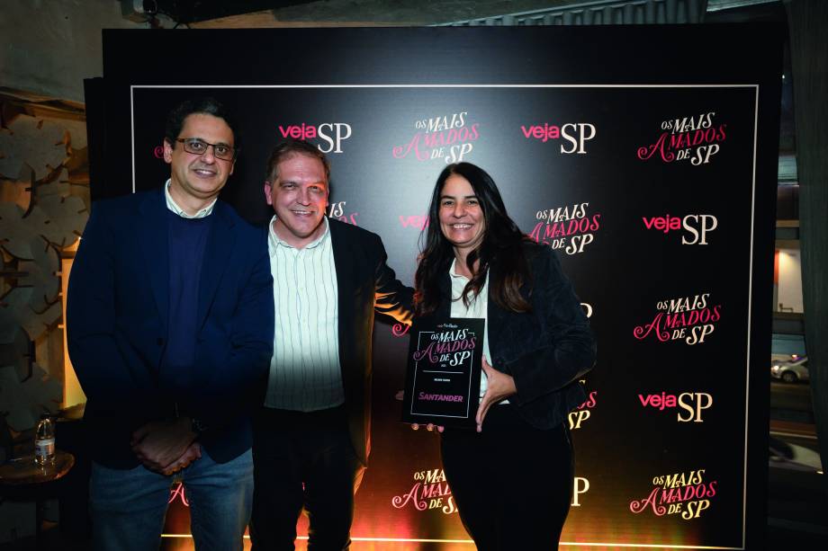 Marcelo Demétrius, do Teatro Santander, o editor sênior Arnaldo Lorençato e Bibiana Berg, superintendente-executiva de cultura, eventos e patrocínios do Santander