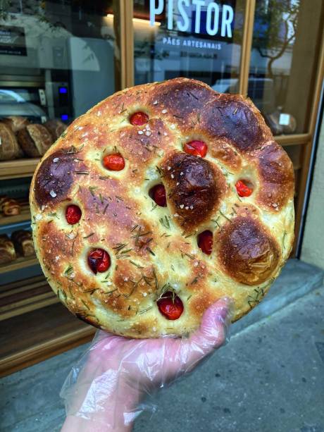 Focaccia: tomate-cereja, alecrim e sal grosso