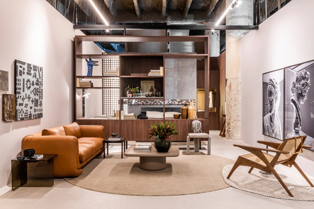 Gustavo Martins - Loft UM. Pilares e laje expostos valorizam os elementos originais do prédio e reforçam a identidade urbana do espaço de 67 m². Móveis dos designers Thiago Curioni e Roberta Baqueri atraem o olhar, assim como o piso de ladrilho hidráulico instalado junto da parede de pedra basaltina. O desejo de despertar os sentimentos de pertencimento e proteção são colocados em prática por meio da conexão entre arte e tecnologia. Gustavo Martins - Loft UM. Pilares e laje expostos valorizam os elementos originais do prédio e reforçam a identidade urbana do espaço de 67 m². Móveis dos designers Thiago Curioni e Roberta Baqueri atraem o olhar, assim como o piso de ladrilho hidráulico instalado junto da parede de pedra basaltina. O desejo de despertar os sentimentos de pertencimento e proteção são colocados em prática por meio da conexão entre arte e tecnologia.