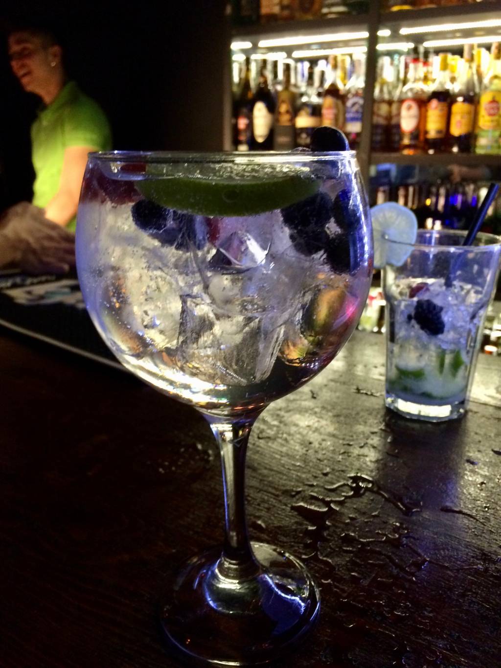 Bares de Pinheiros serviam gim clandestino por 15 reais