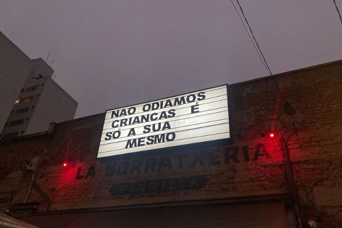 Fachada do bar La Borratxeria, em Pinheiros.