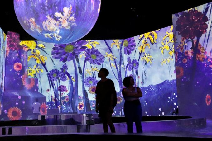 Exposição ocupará espaço de 4 000 metros quadrados; estarão dispostos telões de cerca de 7 metros de altura para que imagens de 285 obras sejam reproduzidas