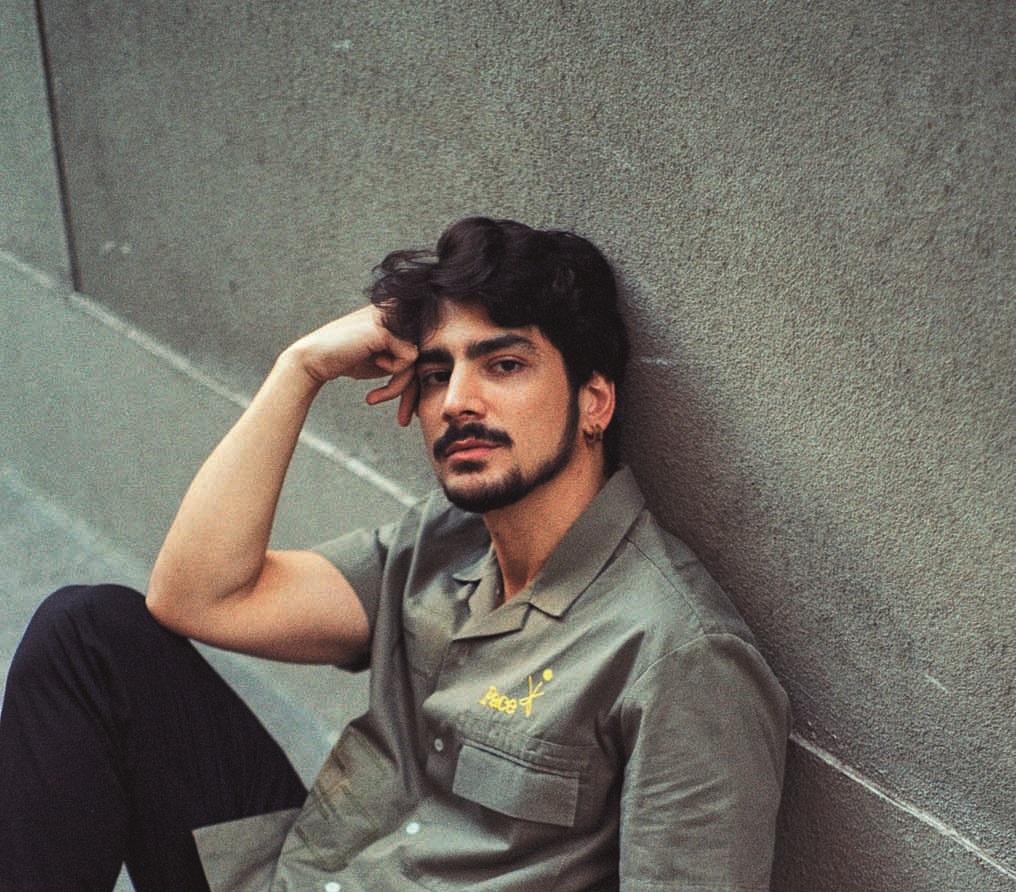 Ator assume três personagens em musical biográfico de Ney Matogrosso