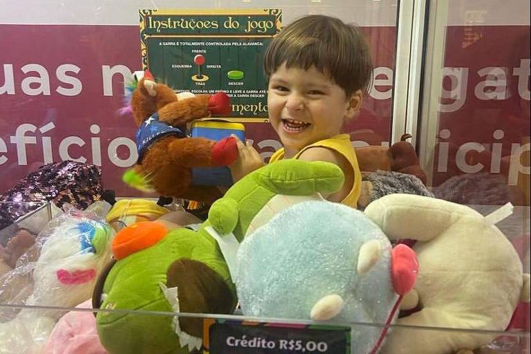 Menino entra em máquina de bichinhos de pelúcia em shopping
