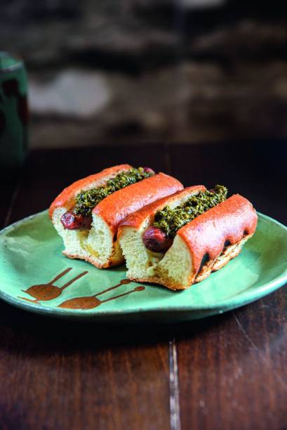 Minichoripán: linguiça de cordeiro, chimichurri e aïoli no brioche de mandioca