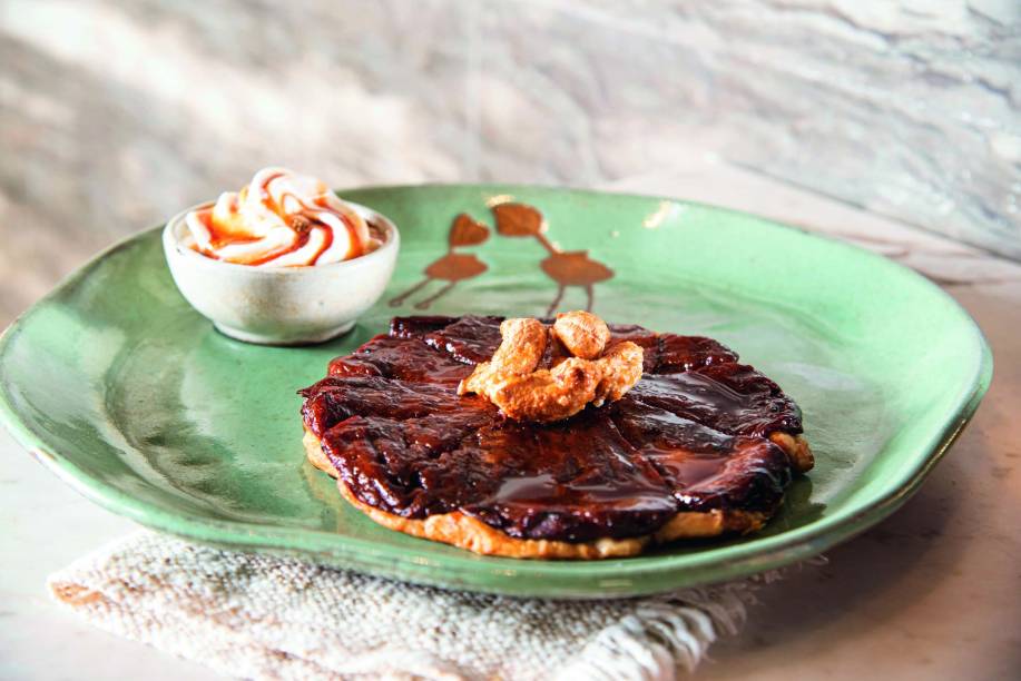 Tarte tatin: caju, castanha caramelada e sorvete de baunilha