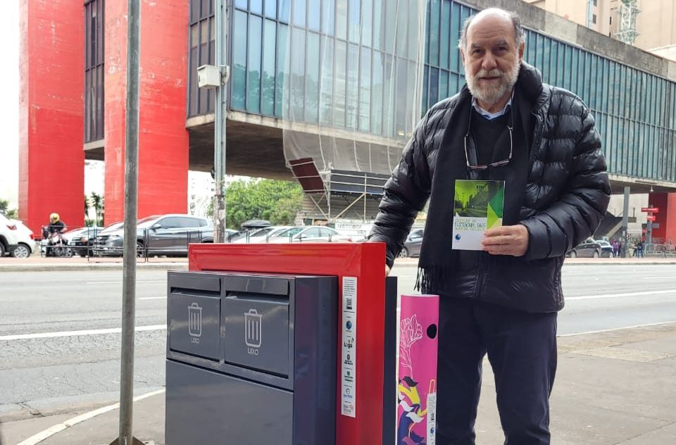Lívio ao lado da lixeira com formato do MASP