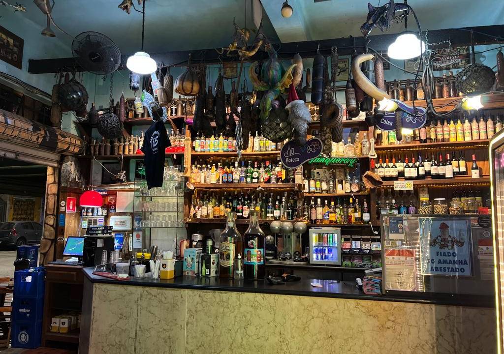 Balcão de bar repleto de babidas