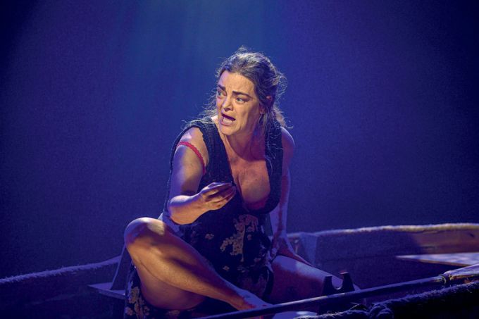 Atriz Inês Peixoto atua dentro de canoa azul