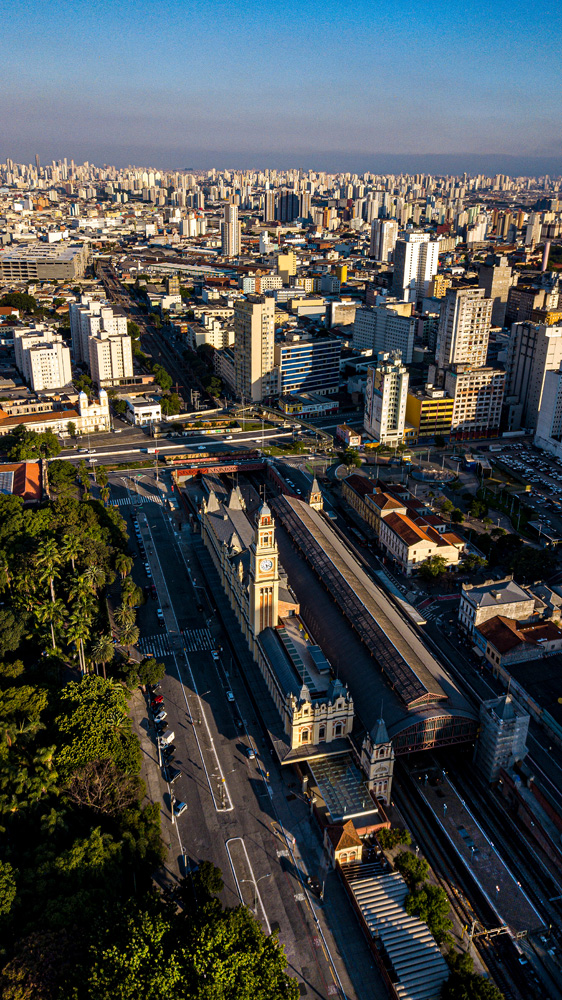 Imagem aérea mostra horizonte urbano e estação de metrô