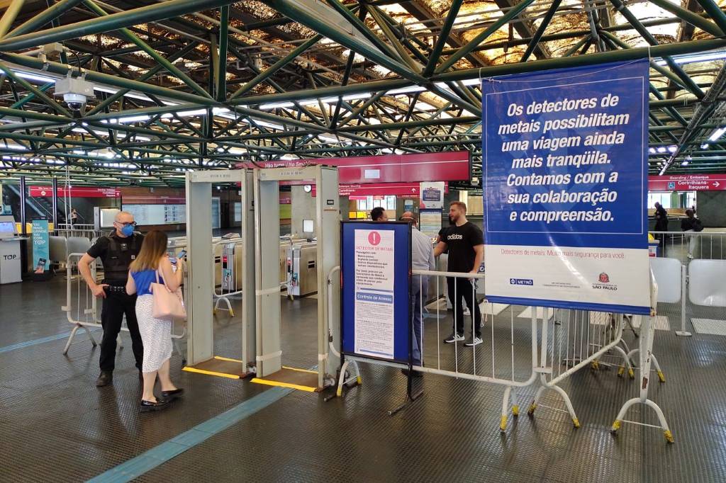 Detectores de metal em frente às catracas na estação Pedro II do Metrô