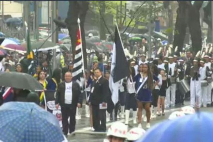 Chuva atrapalha desfile de 7 de Setembro, que termina mais cedo