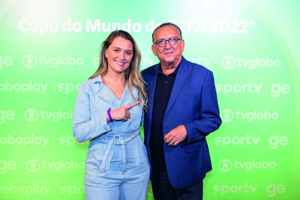 COBERTURA COLETIVA COPA 2022 Imagem mostra mulher loira e homem de terno, sorrindo