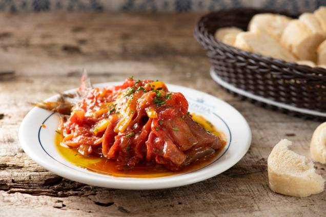Escabeche: sardinhas malpassadas, azeite, vinagre e pimentões. Escabeche: sardinhas malpassadas, azeite, vinagre e pimentões.