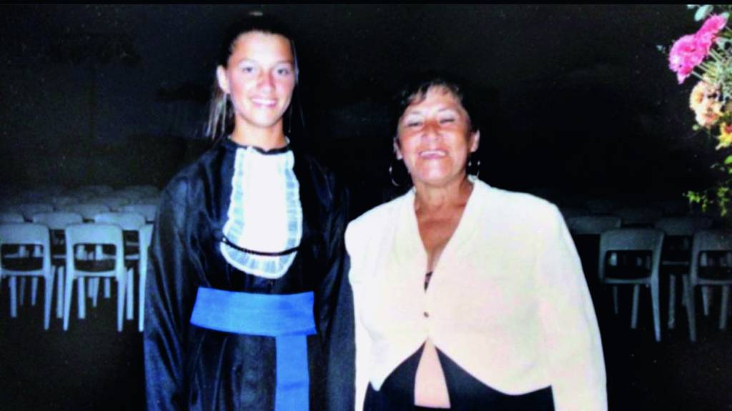 Crédito Arquivo Pessoal_Divulgação.jpg (2) Imagem mostra duas mulheres, uma com roupa de formada, e a outra com roupa branca