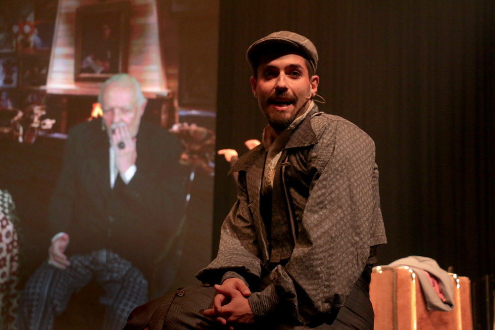 Ney Latorraca atua a distância em telão em peça sobre sua vida