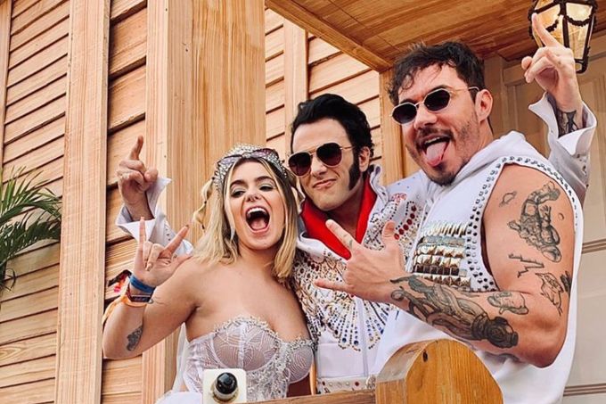 Viih Tube, sósia de Elvis Presley e Eliezer posam para foto diante de capela.