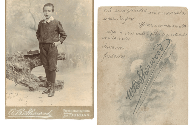 Fernando Pessoa exposição manuscritos Duas imagens em sépia. À esquerda, menino de terno, em pé. À direita, carta antiga