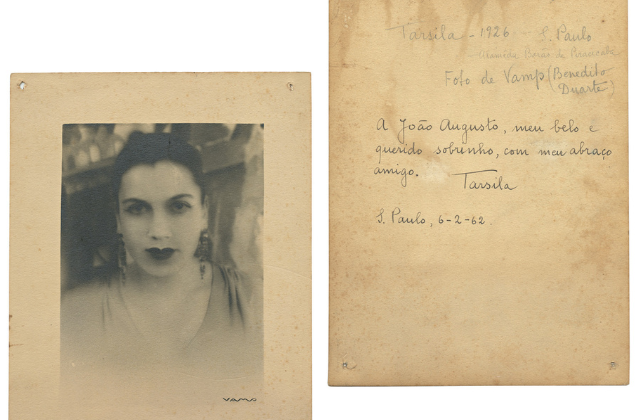 Raridade: um retrato de Tarsila do Amaral, produzido pelo fotógrafo Benedito Duarte sob o pseudônimo Vamp, que tem no verso uma dedicatória escrita pela pintora anos depois para presentear um sobrinho.