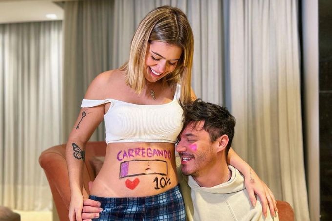 Foto de Viih Tube e Eliezer olhando para a barriga de grávida de Viih