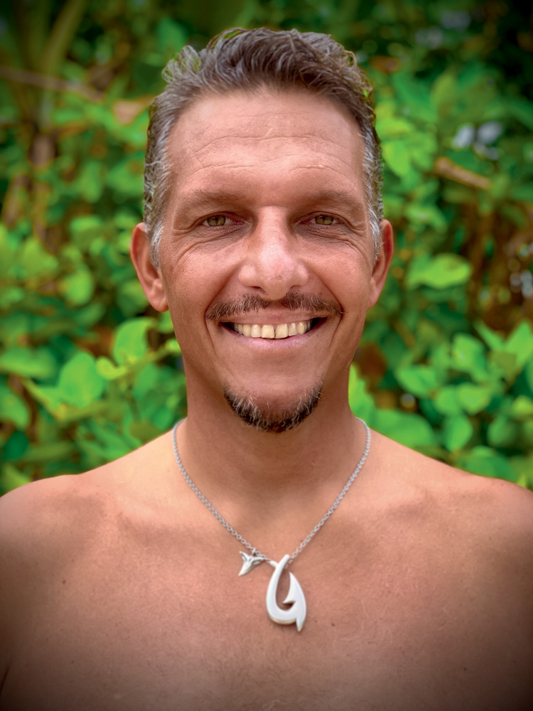 Foto Perfil Pistilli.jpg Retrato de Henrique Pistilli, um homem magro e branco de pele bronzeada. Ele está sem camisa e sorri. Ao fundo, é possível ver um tipo de vegetação