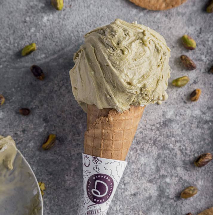 Gelato de creme com pistache crocante