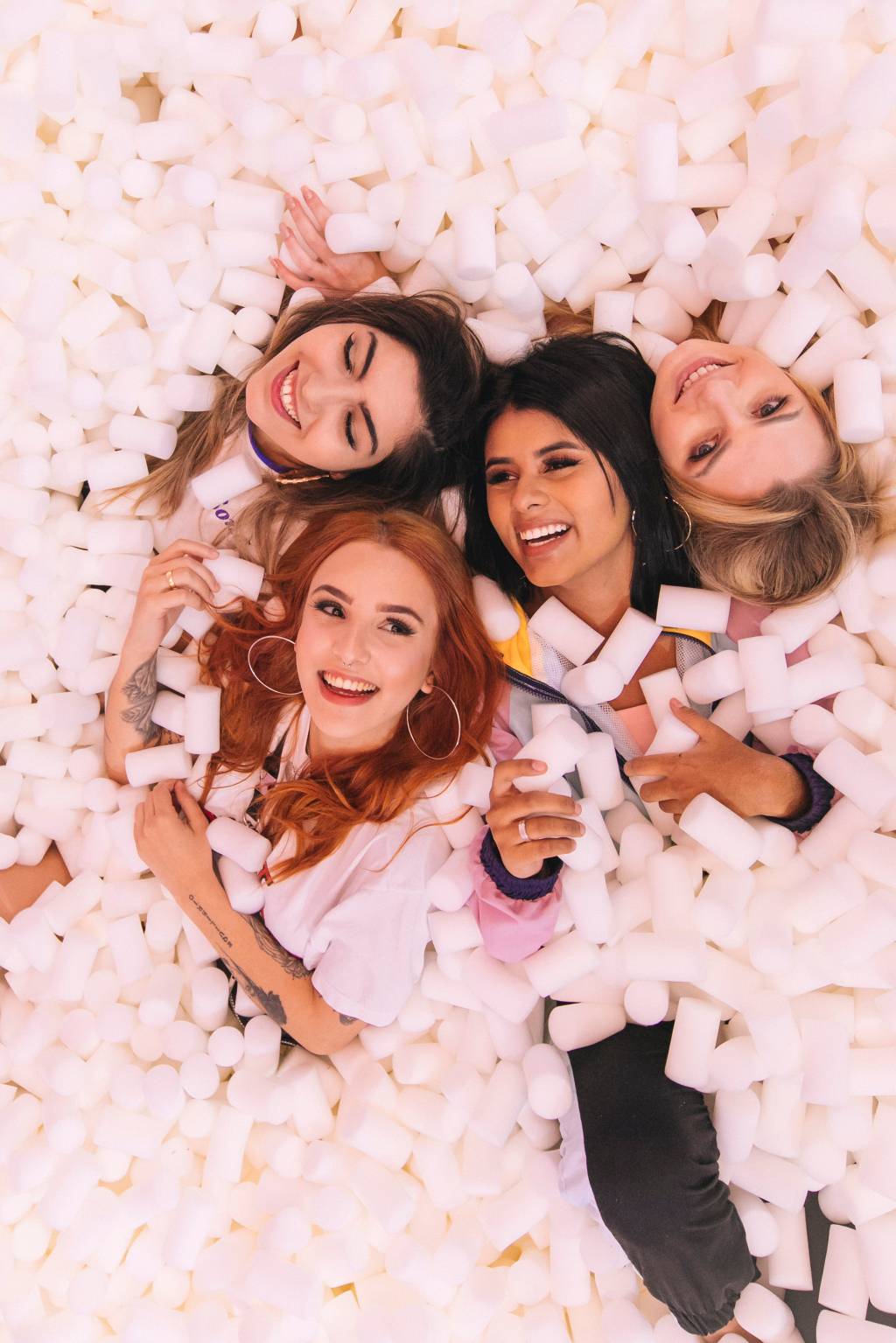 O museu mais doce do mundo – Lana Pinho-17 Quatro moças sorriem para a câmera cobertas por marshmallows de mentira em uma piscina.