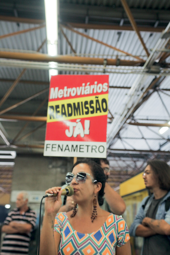 Readmissao2018.JPG Camila fala ao microfone em ato pela readmissão (2018)