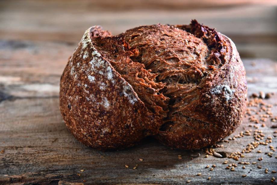 Pão Multigrãos: casca firme, miolo úmido e sementes de gergelim e girassol Pão Multigrãos: casca firme, miolo úmido e sementes de gergelim e girassol